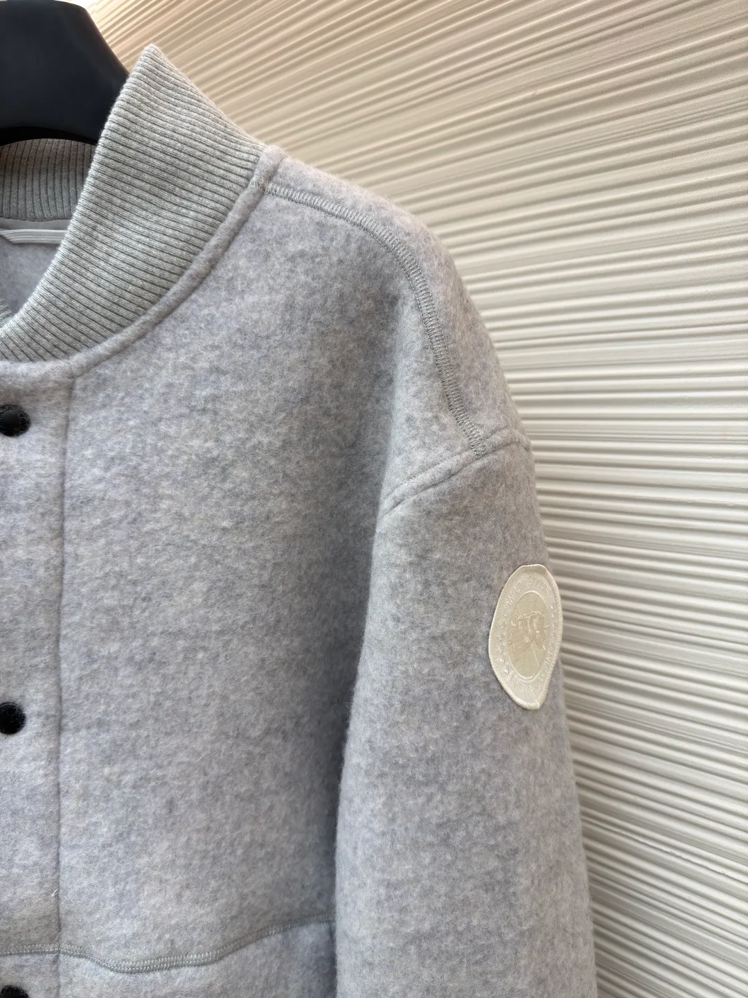 P770 Canada Goose Fleece Badge Button Jacket ●Original version: 5399 purchase and development ●Item number: 1682130-C55 ●Fabric: wool blended fabric ●Technology: rib knitting ●Color: light gray ●Version: fitted version ●Weight: about 930 grams ●Size: S-M-L-XL ●Description: Wool blend fabric: The main fabric of this jacket is light gray wool blend fabric to improve the fabric's wear resistance, wrinkle resistance and warmth. Wool provides good warmth and a natural feel, while blended fibers enhance the fabric's practicality and durability. Rib knit at collar, cuffs and hem for added stretch and fit. The cutting process needs to ensure that the texture and color of the fabric are evenly distributed, especially with this light gray tone, to avoid chromatic aberrations. The stretchability of wool-blend fabrics needs to be taken into consideration when cutting pieces to ensure dimensional stability of the finished garment. Use a sewing needle and thread suitable for wool-blend fabrics to avoid damage to the fabric during sewing. The sewing stitches are even and firm to prevent thread stripping. The temperature needs to be controlled during ironing to avoid high temperature damage to the fabric while keeping the fabric smooth and crisp. The overall wiring is straight and delicate, the fabric is comfortable and soft, and the color is consistent without color difference. It can be matched with the same style to create a fashionable look and control various occasions. Customized accessories, complete with three standards, same style for men and women!